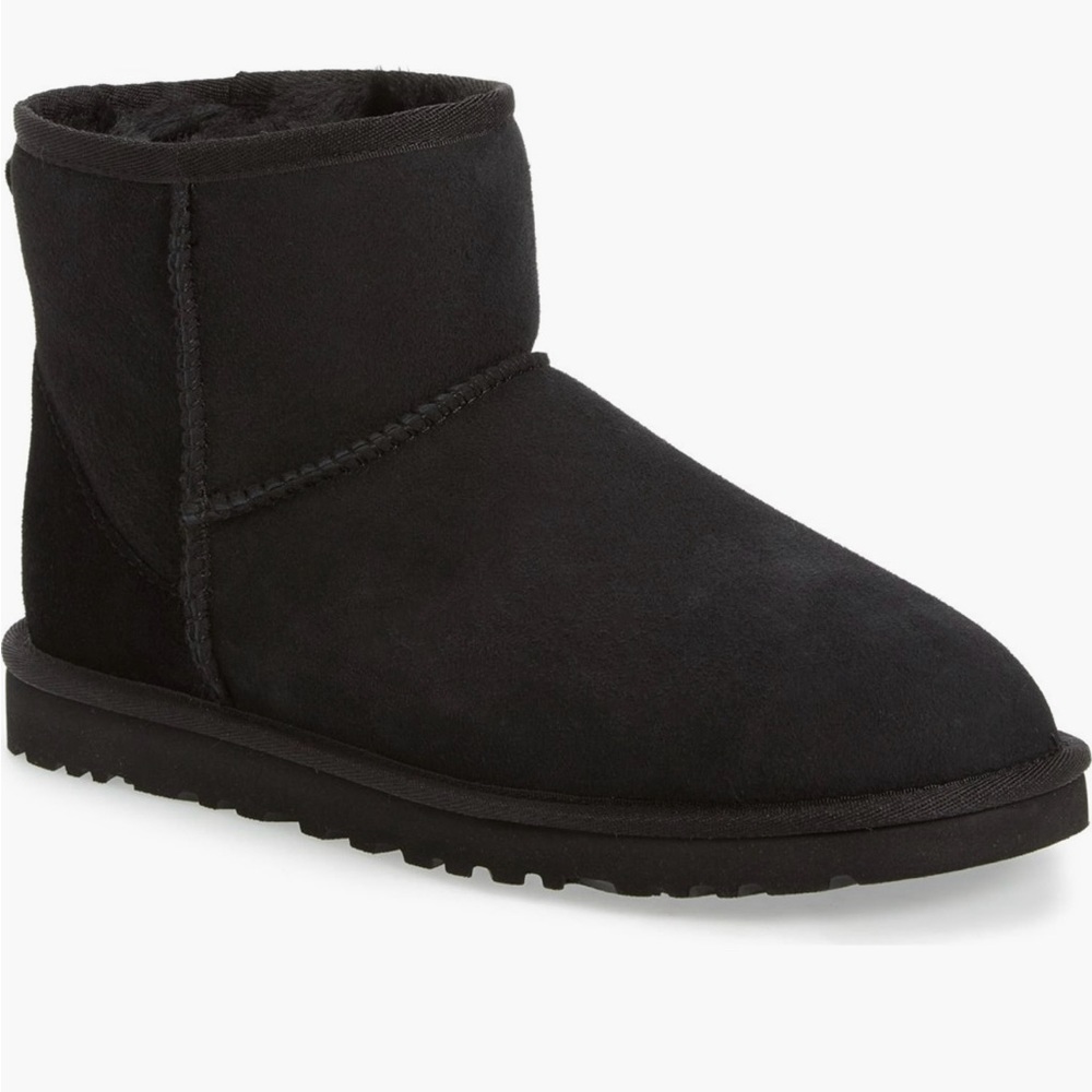 UGG Classic Mini Boot Men size 6 or Women’s 8